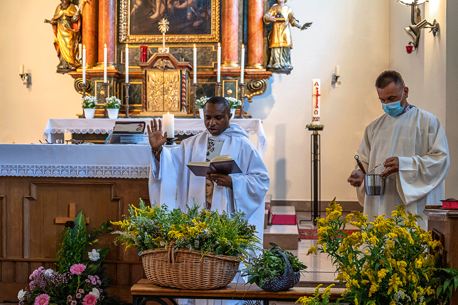 Pater Emanuel bei der Kräutersegnung während des Sonntagsgottesdienstes in der Dorfkirche - Foto: JoSt © 2022